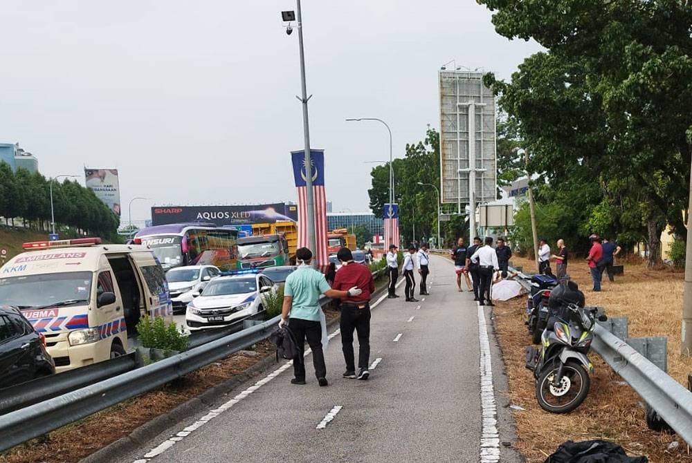 Lokasi kemalangan melibatkan pekerja hotel di KM32 Lebuhraya Persekutuan, Petaling Jaya pada Khamis.