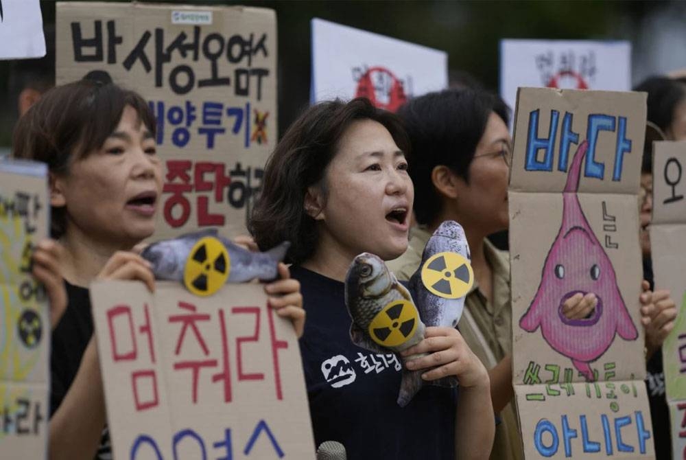 Penduduk Korea Selatan berhimpun melakukan protes terhadap tindakan Jepun. - Foto AP