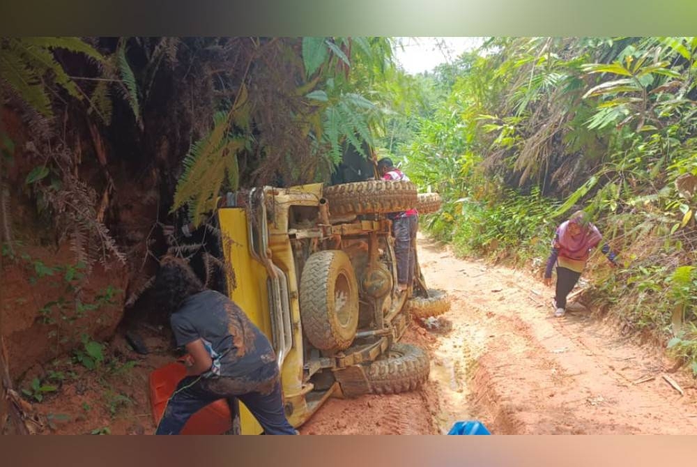 Tujuh petugas SK Balar berdepan detik cemas apabila kenderaan pacuan empat roda yang dinaiki mereka terbalik berhampiran Kampung Tapai, Pos Balar, di sini pada Khamis. - Foto ihsan pembaca