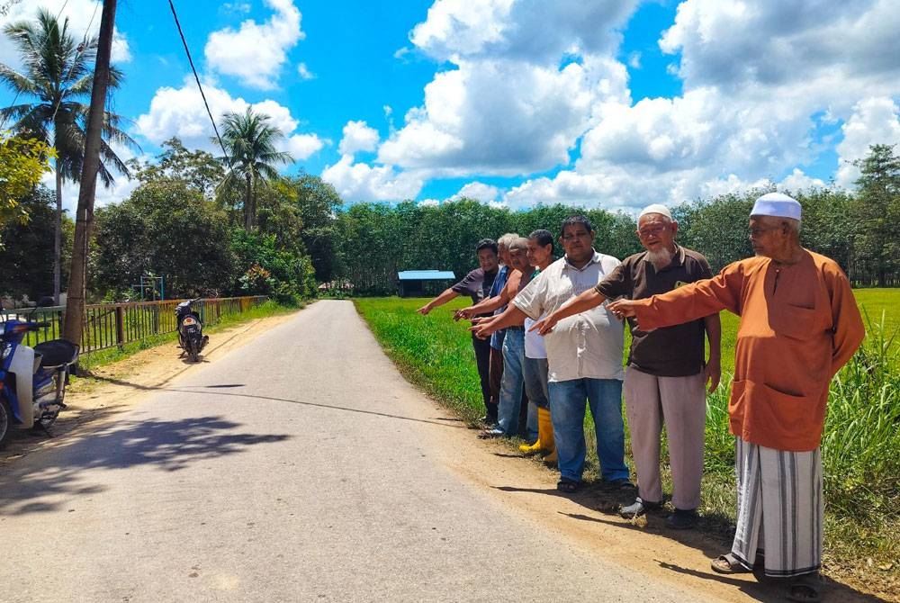 Penduduk menunjukkan jalan kampung mereka yang sering digunakan pengguna jalan raya berulang alik dari Bandar Darulaman, Jitra dan Kuala Nerang