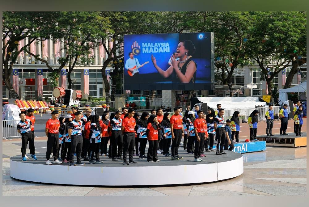 Persiapan untuk persembahan sempena Sambutan Hari Kebangsaan 2023 sedang giat dijalankan semasa tinjauan di Dataran Putrajaya, pada Jumaat. - Foto Bernama