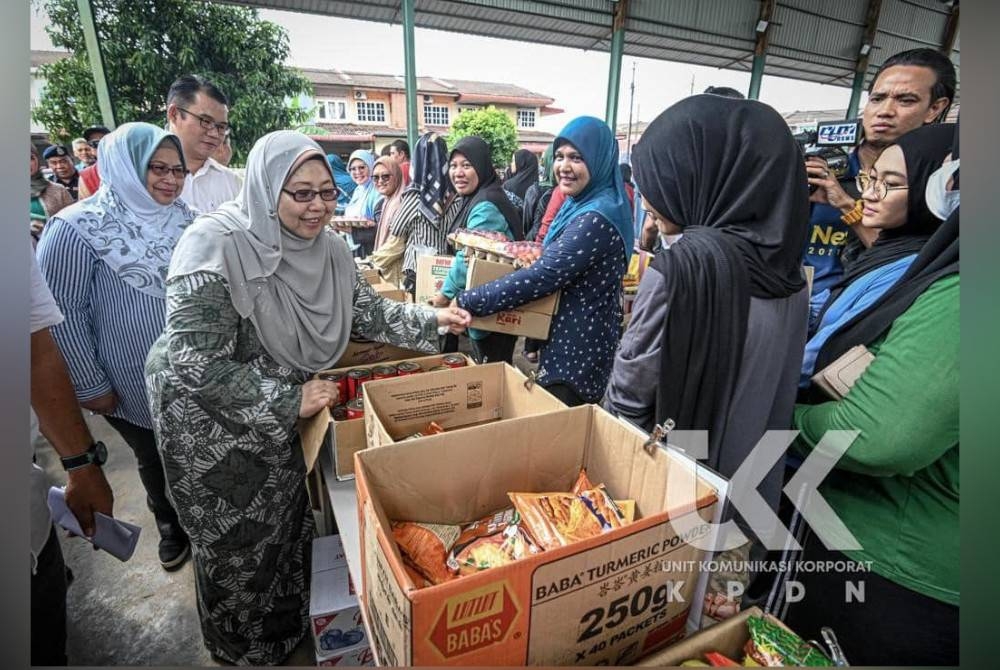 Fuziah hadir merasmikan dan melakukan sesi walkabout di Program Jelajah Jualan Rahmah dan Penyerahan Bakul Rahmah Dun Simpang Jeram yang diadakan di Dewan Terbuka Taman Desa, Sungai Abong, Simpang Jeram, pada Jumaat. - Foto Facebook KPDN