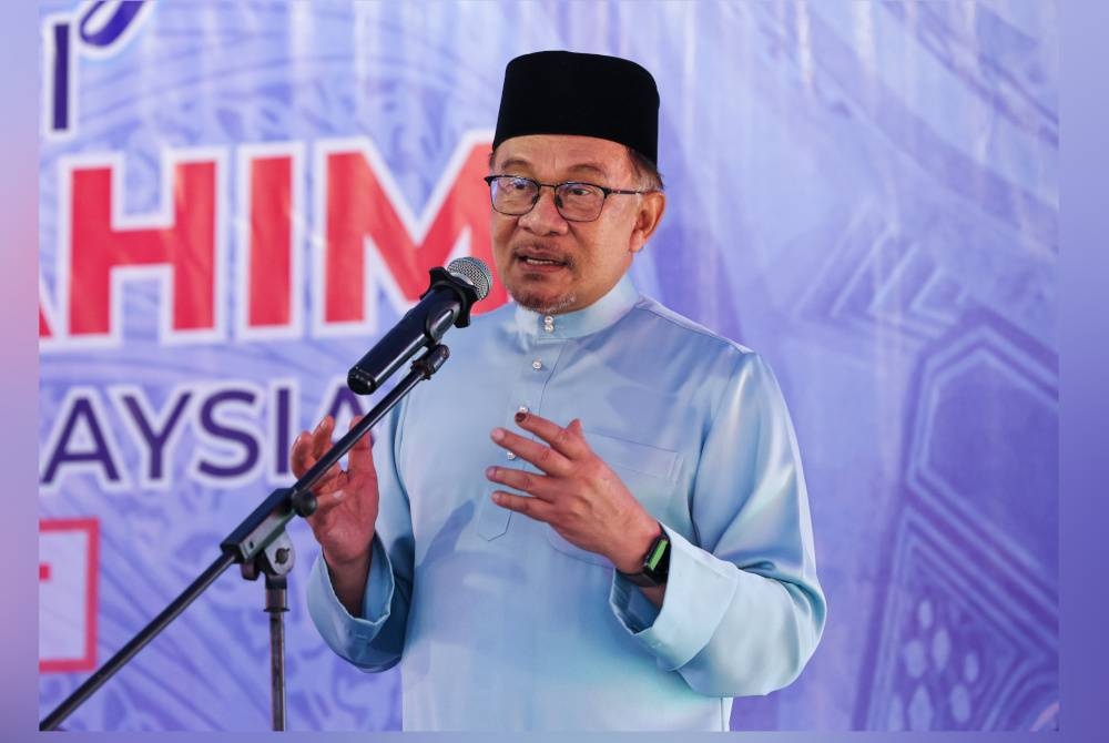 Anwar berucap pada Majlis Kenduri Rahmah dan Penyerahan 1,000 Bakul Rahmah di Dataran Taman Dahlia, Tampoi pada Jumaat.- Foto Bernama