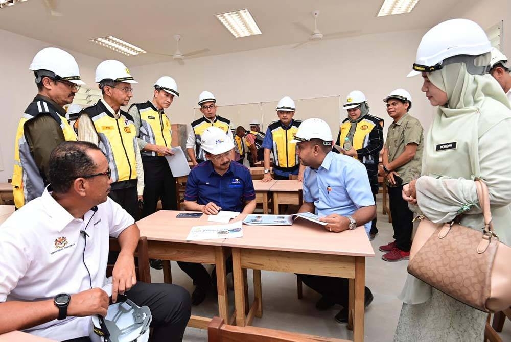 Mohd Zuki ketika melawat projek inisiatif Mempercepatkan Pembangunan Sekolah Daif* di bawah STAR yang dapat disempurnakan dalam tempoh tiga bulan di SK Bandar Baru Bangi, pada Jumaat. - Foto Facebook Mohd Zuki