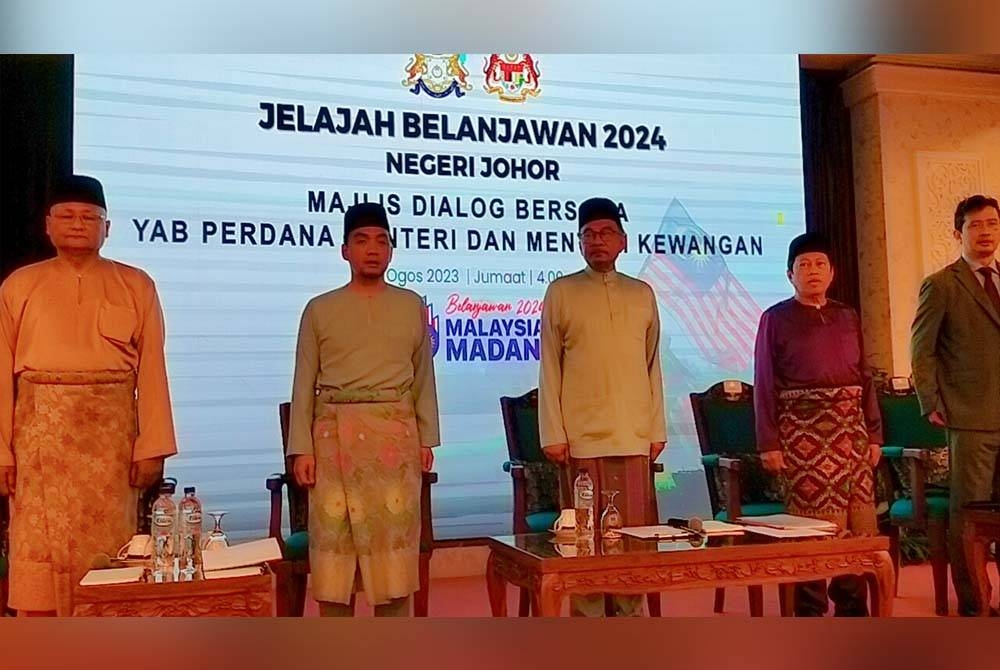 Anwar ( tengah) pada Jelajah Belanjawan 2024 Johor dan majlis dialog bersama Perdana Menteri, Kota Iskandar pada Jumaat.