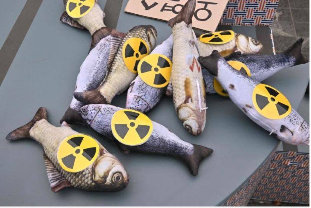 Patung ikan dilekatkan dengan tanda radioaktif ketika demonstrasi di Korea bagi membantah tindakan Jepun melepaskan air radioaktif dirawat dari loji nuklear Fukushima ke Lautan Pasifik. - AFP Foto: AFP 