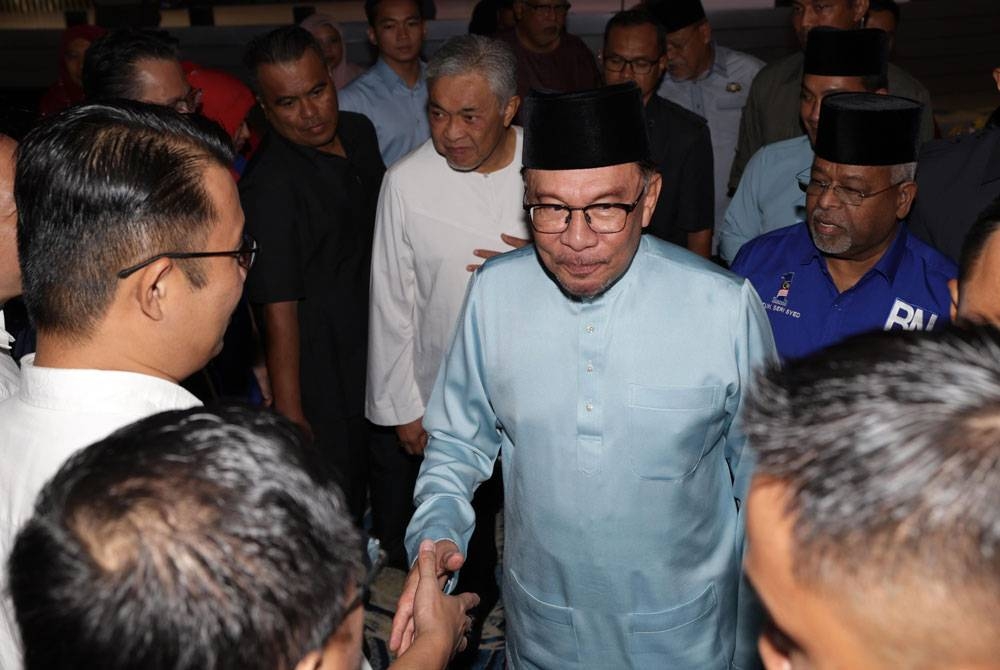 Anwar bersalaman dengan ahli parti yang hadir pada Majlis Perjumpaan Bersama Jentera Kerajaan Perpaduan BN-PH Johor, hari ini. - Foto Bernama