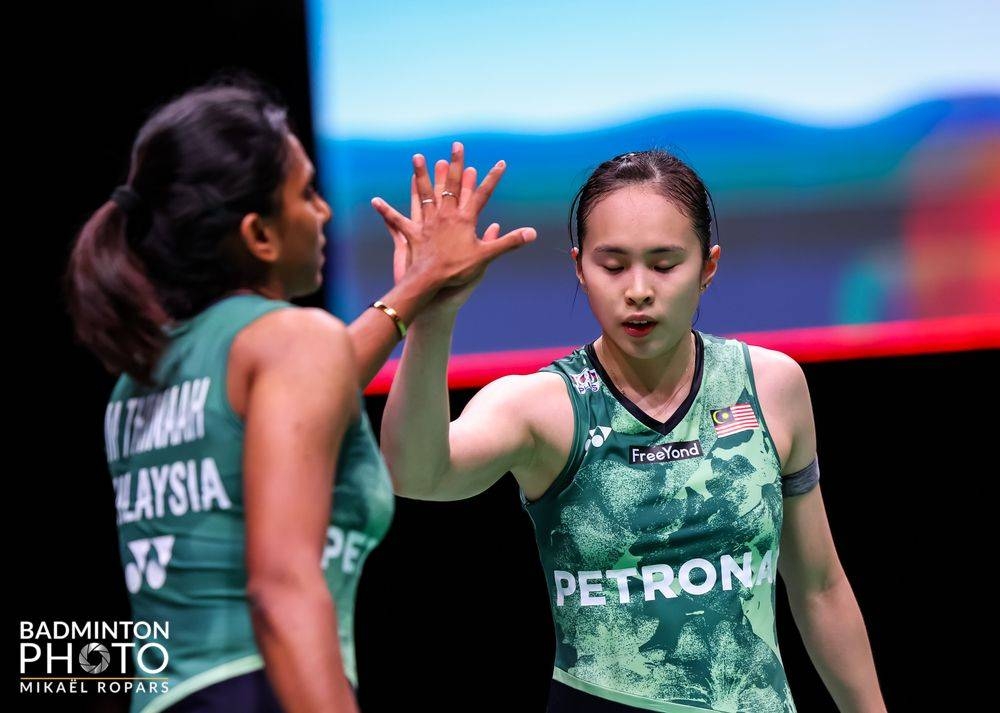 Pearly (kanan) dan Thinaah terpaksa akur tersingkir di peringkat suku akhir Kejohanan Badminton Dunia 2023 di Copenhagen sebentar tadi.