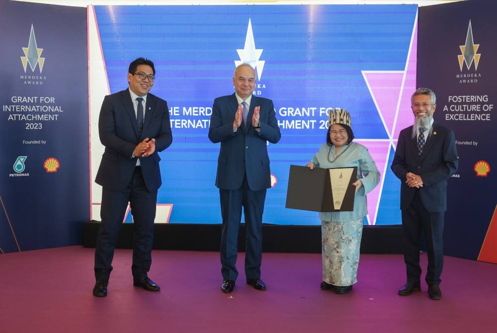 Sultan Perak Sultan Nazrin Shah berkenan bergambar selepas menyampaikan anugerah kepada Pensyarah Universiti Pengurusan dan Teknologi Tunku Abdul Rahman Masni Mat Dong ketika berangkat tiba pada Majlis Merdeka Award untuk Penempatan Antarabangsa 2023 ketika di Menara Berkembar Petronas pada Jumaat. - Foto Bernama