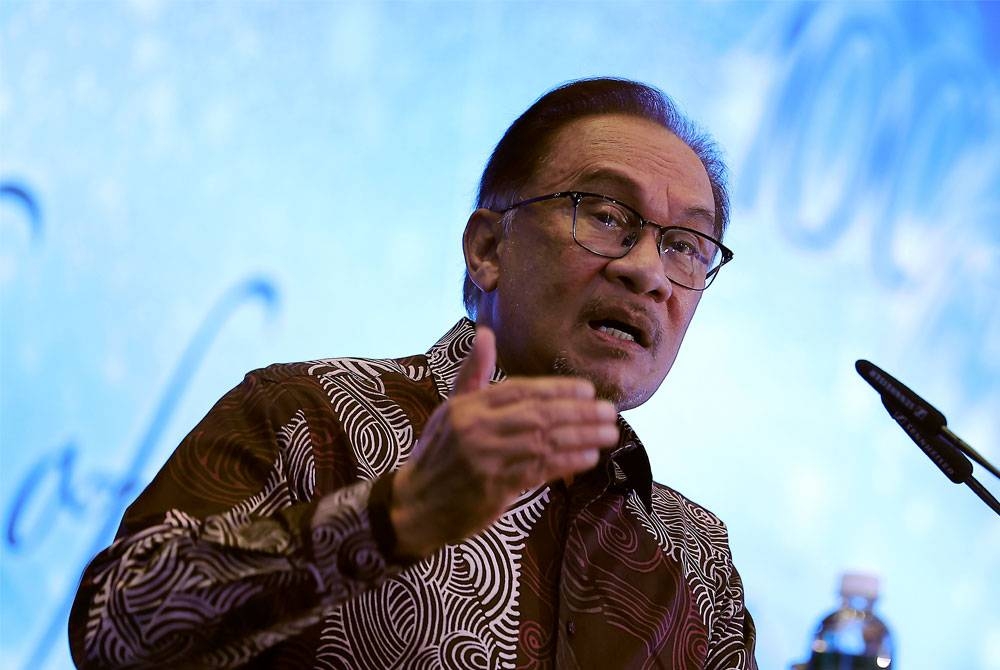 Anwar berucap pada Majlis Makan Malam sempena Sambutan 100 Tahun AmanahRaya di Bukit Kiara malam Jumaat. - Foto Bernama