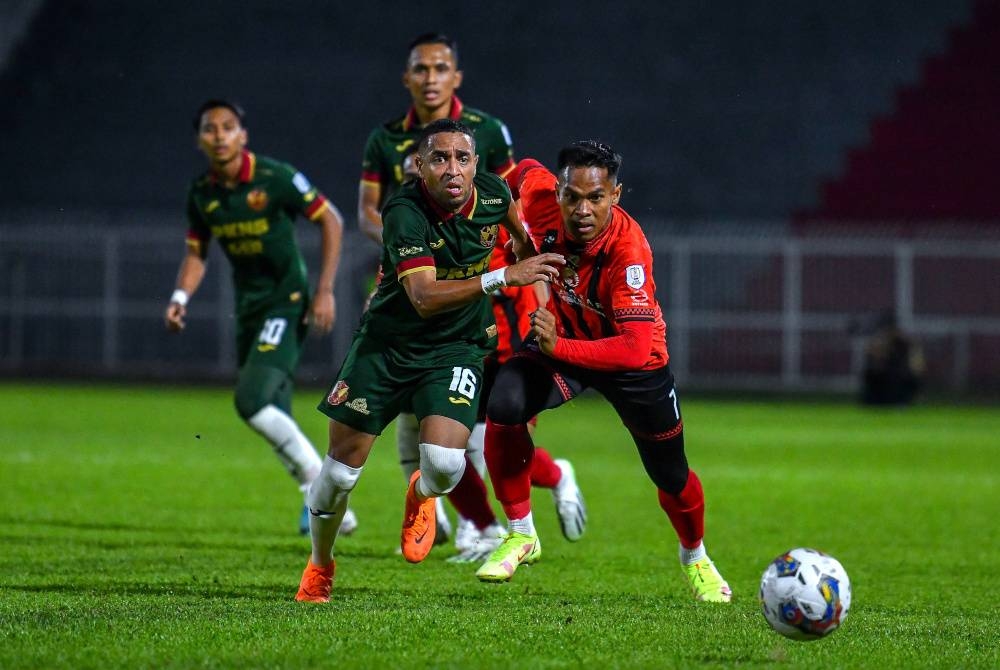 Pemain pasukan Kelantan FC, Mohd Arip Amiruddin (kanan) berebut bola dengan pemain pasukan Selangor FC Yohandry Jose Orozco Cujia (tiga, kiri) pada perlawanan Liga Super 2023 di Stadium Sultan Muhammad Ke-IV, malam Jumaat. - Foto Bernama