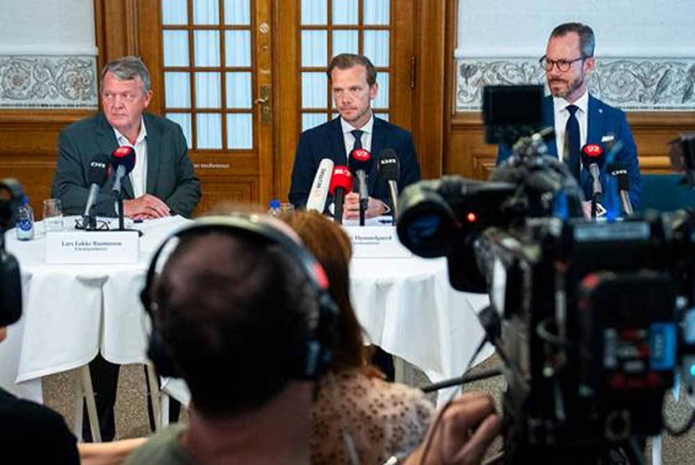 Dari kiri Menteri Luar Negeri, Lars Lokke Rasmussen; Menteri Kehakiman, Peter Hummelgaard dan Timbalan Perdana Menteri, Jakob Ellemann-Jensen pada sidang media di Copenhagen, Denmark, pada Jumaat. - Gambar AP