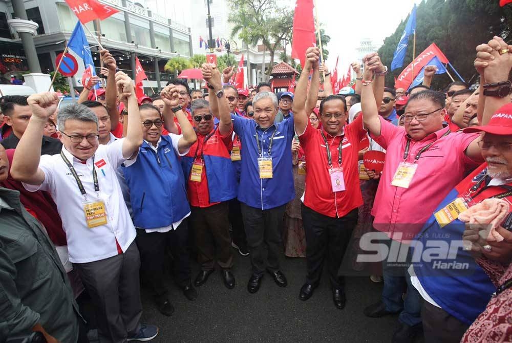 Ahmad Zahid bersama rombongan penyokong Kerajaan Perpaduan berarak bersama calon ke pusat penamaan di Dewan Jubli Intan Sultan Ibrahim, Johor Bharu.