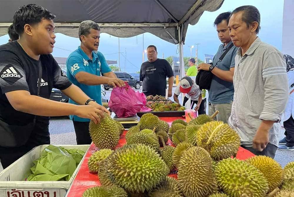 Raja buah turut dijual di gerai jualan usahawan sempena FAMA Fest @ Terengganu 2023 di Kuala Terengganu City Centre (KTCC) Mall berdekatan Jambatan Angkat yang berlangsung bermula 25 hingga 29 Ogos ini. - Foto Fama Negeri Terengganu