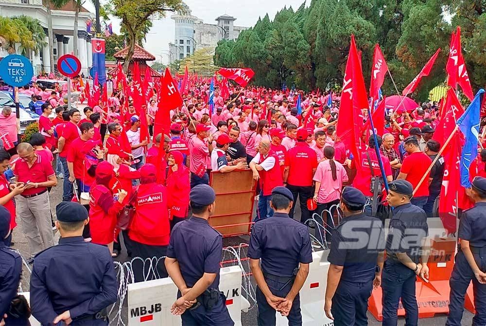 Penyokong PH dan BN berkumpul di luar Pusat Penamaan Calon Dewan Jubli Intan Sultan Ibrahim Johor Bahru.