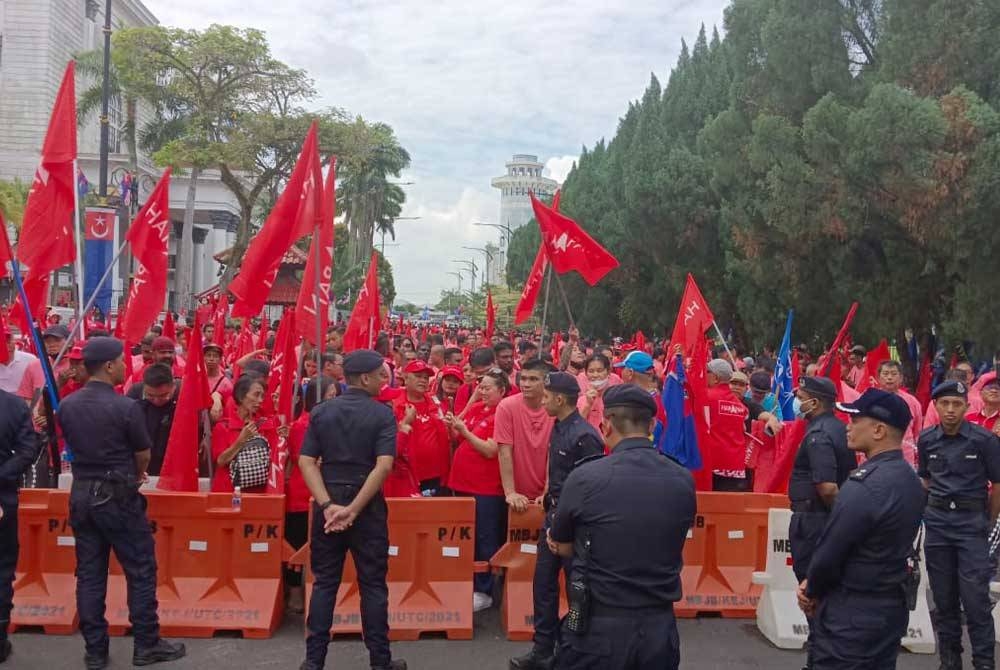 Hampir 1,000 penyokong PH-BN yang berpakaian serba merah dan merah jambu dengan bendera parti masing-masing melaungkan demikian, namun keadaan terkawal.