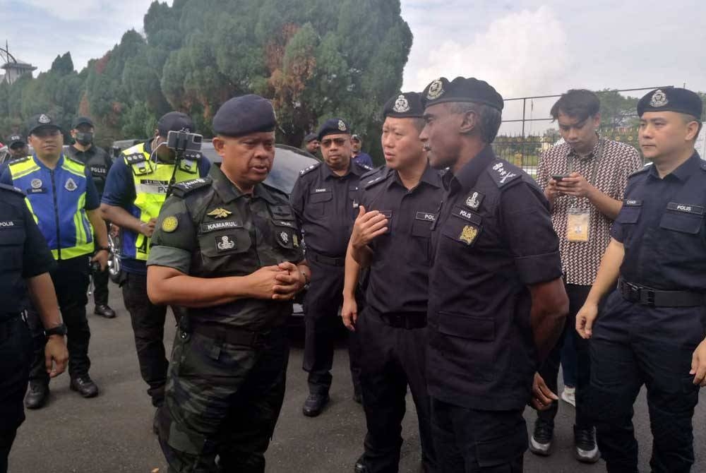 Kamarul Zaman (kiri) meninjau keadaan di Pusat Penamaan Calon Parlimen Pulai di Dewan Jubli Intan Sultan Ibrahim Johor Bahru pada Sabtu.