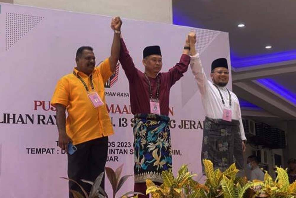 Dari kiri S. Jeganathan sebagai calon Bebas, Nazri Abdul Rahman (Pakatan Harapan) dan Dr Mohd Mazri Yahya (Perikatan Nasional) yang akan bertanding pada Pilihan Raya Kecil Dewan Undangan Negeri Simpang Jeram. - Foto Awani