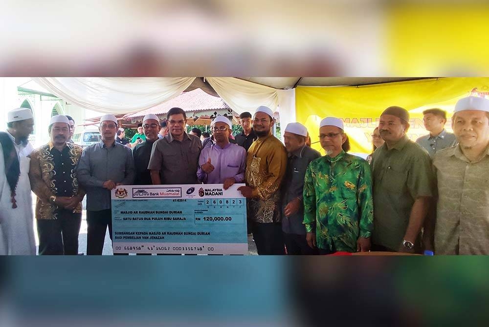 Saifuddin Nasution (lima dari kiri) bergambar bersama sebahagian ahli jawatankuasa Masjid Ar Raudhah Sungai Durian selepas Majlis Penyerahan &#039;Mock Cheque&#039; Sumbangan bagi pembelian van jenazah kepada Masjid Ar Raudhah Sungai
Durian, Pokok Sena, di sini, pada Sabtu.