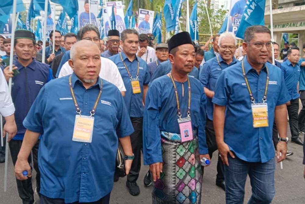 Zulkifli (tengah) diiringi lebih 1,000 penyokongnya semasa tiba di pusat penamaan calon di Dewan Jubli Intan Sultan Ibrahim, Johor Bahru pada Sabtu.