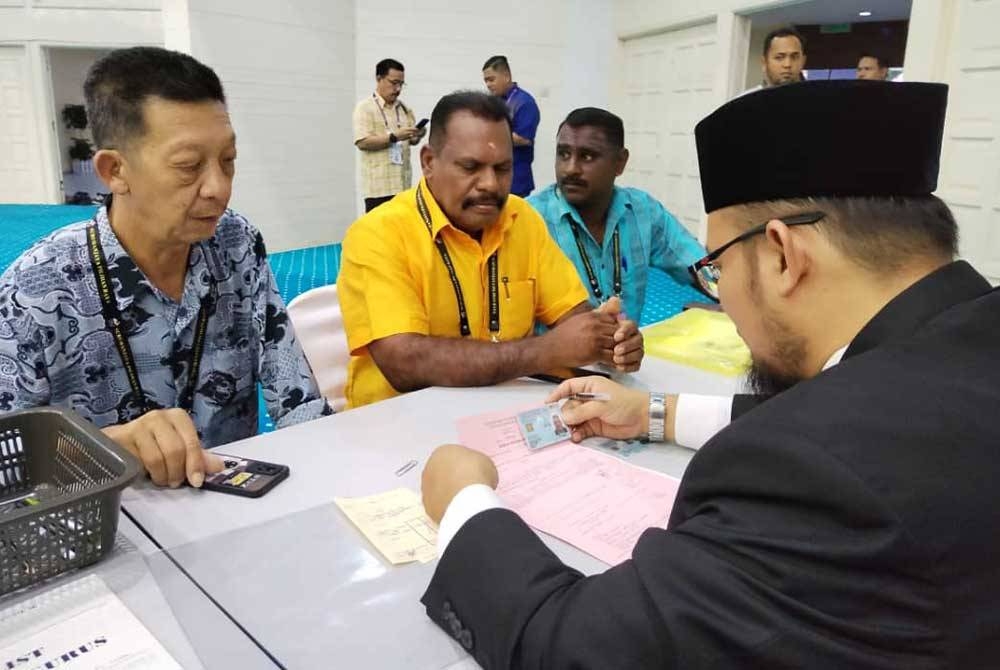 Jeganathan (duduk, tengah), ketika menyerahkan dokumen pencalonannya pada Sabtu.