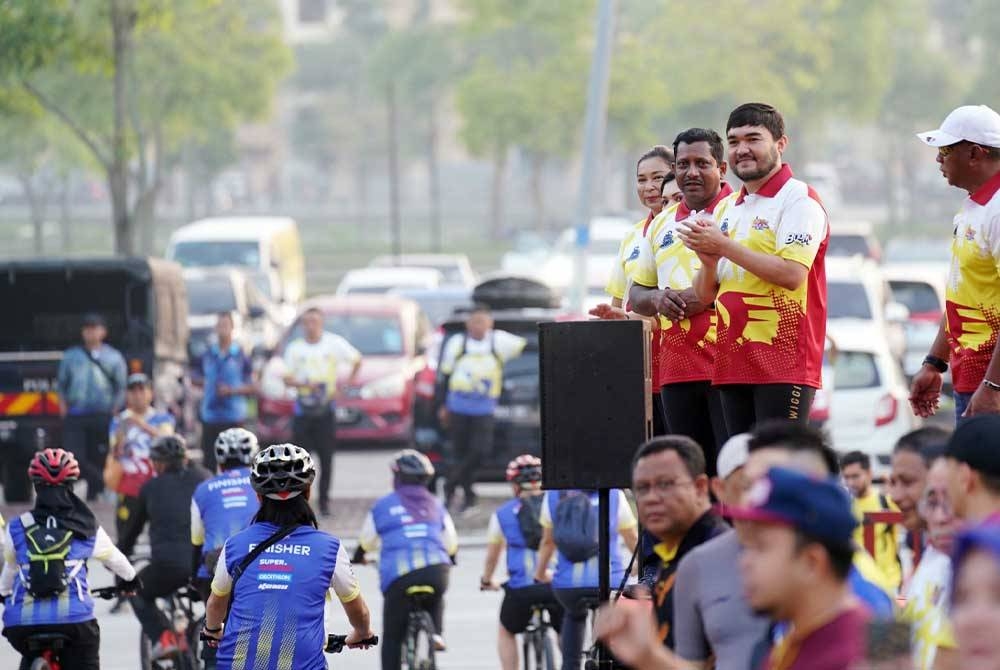 Raja Muda Selangor, Tengku Amir Shah Sultan Sharafuddin Idris Shah berkenan merasmikan acara kayuhan dan program dianjurkan dalam Karnival dan Kayuhan Merdeka Polis Selangor (Merdeka Ride) di perkarangan Stadium Shah Alam pada Sabtu. - Foto: Rosli Talib