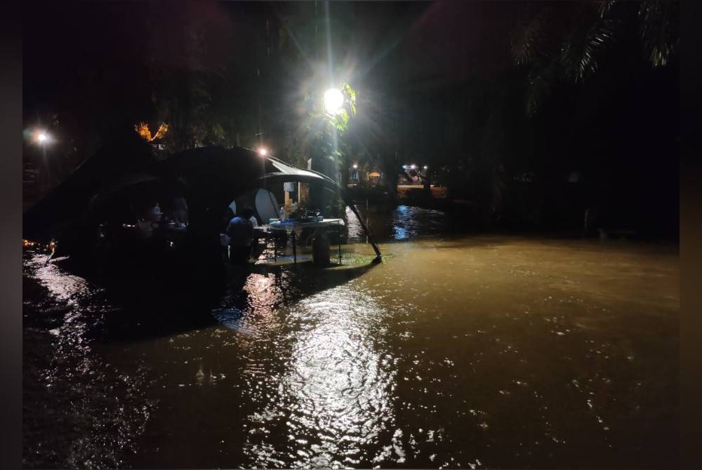 Keadaan khemah lima sekeluarga di sebuah tapak perkhemahan di Ulu Cheka yang dinaiki air dalam kejadian awal pagi Sabtu.