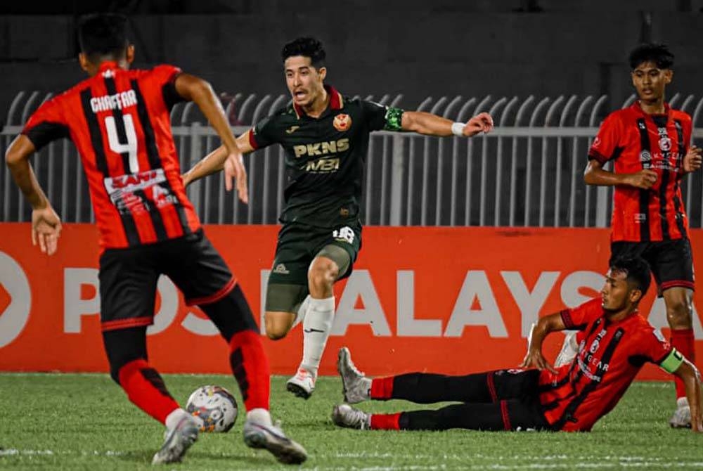 Pemain Kelantan FC berusaha menyekat kemaraan Brendan Gan dalam perlawanan Liga Super di Stadium Sultan Muhammad IV, Kota Bharu pada Jumaat.