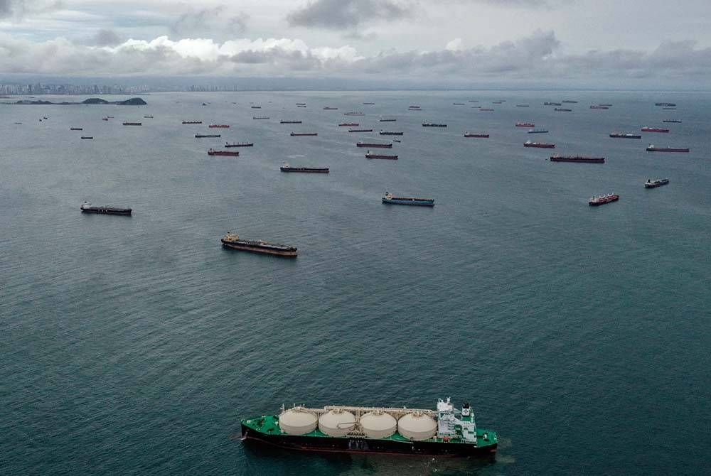 Pemandangan udara kapal kargo menunggu di pintu masuk Terusan Panama di Teluk Panama. Foto AFP