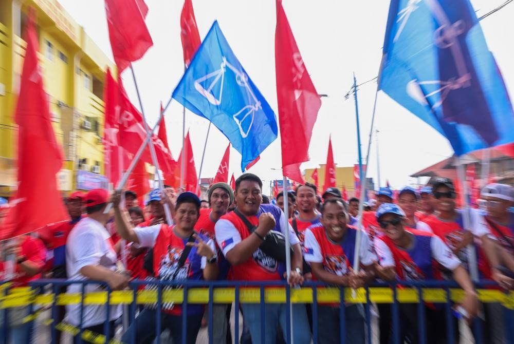 Penyokong PH dan BN hadir memberi sokongan kepada calon parti itu yang akan bertanding pada PRK Parlimen Pulai dan DUN. - Foto Bernama