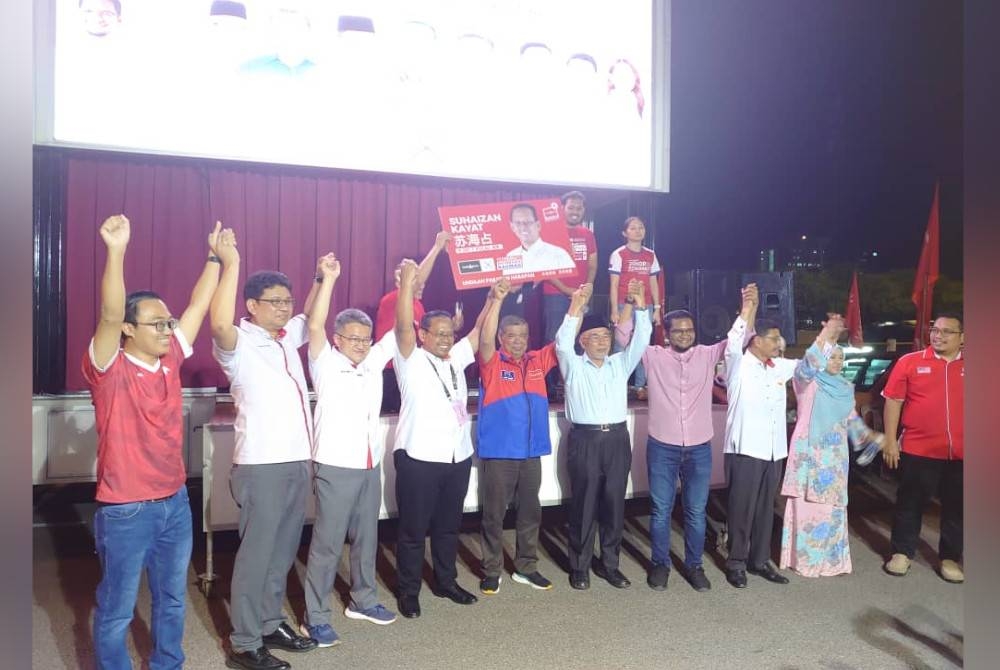 Mohamad Sabu (tengah) memperkenalkan calon Parlimen Pulai pada Majlis Pelancaran Bilik Gerakan P161 Pulai di Perling, Johor Bahru, pada malam Sabtu.