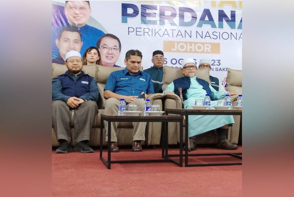 Dari kanan; Abdul Hadi, Radzi dan Mazri pada program ceramah perdana berkenaan pada Sabtu.