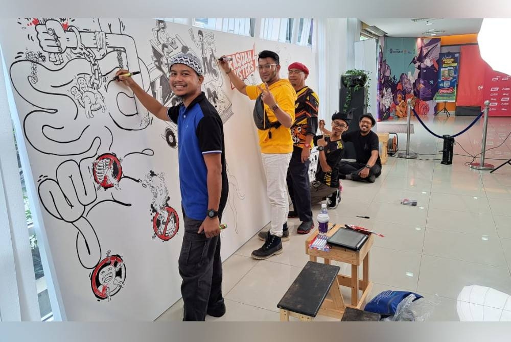 Lima pelukis Animas terlibat menghasilkan 'Giant Doodle' sempena Program Doodle Something Nice X Rasuah Busters pada Sabtu.