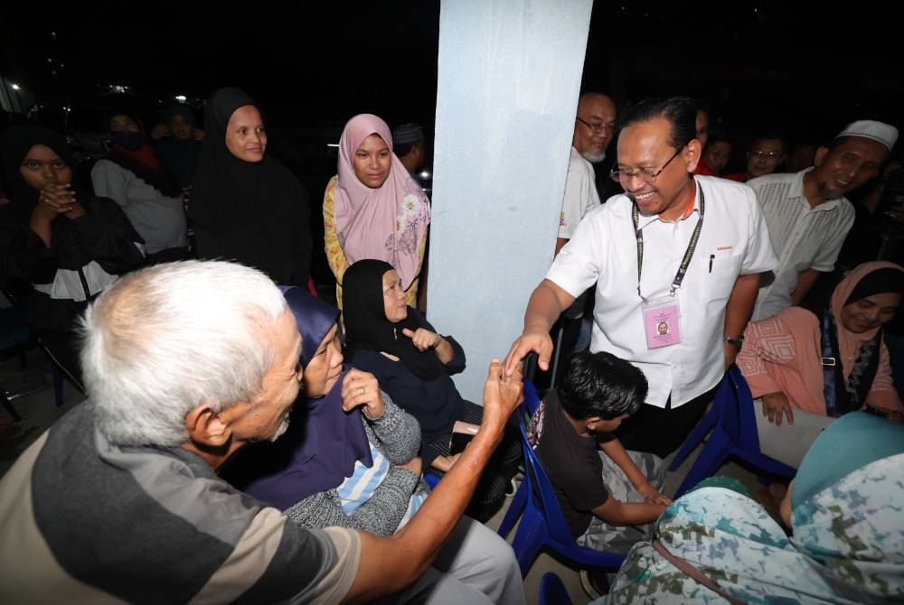 Suhaizan bersalaman bersama penduduk yang hadir pada Program Rahmah Mesar bersama Penduduk Program Perumahan Rakyat (PPR) di PPR Kempas Permai hari ini. Foto Bernama