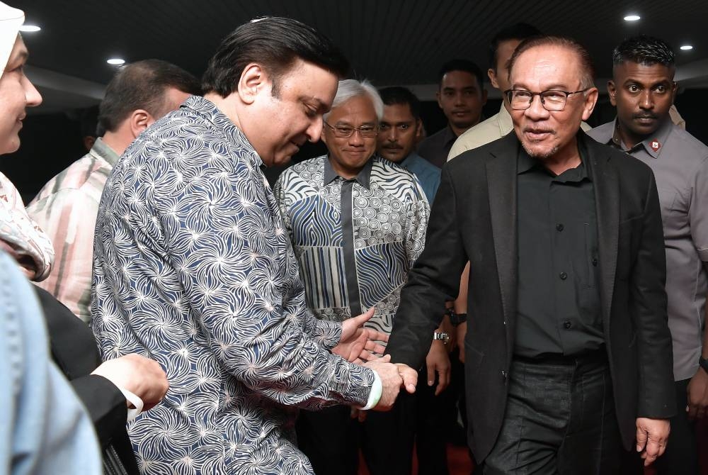 Anwar (kanan) menghadiri Kepci Music Fest sempena Ulang Tahun KFC Ke-50 di Stadium Malawati Shah Alam hari ini. - Foto Bernama