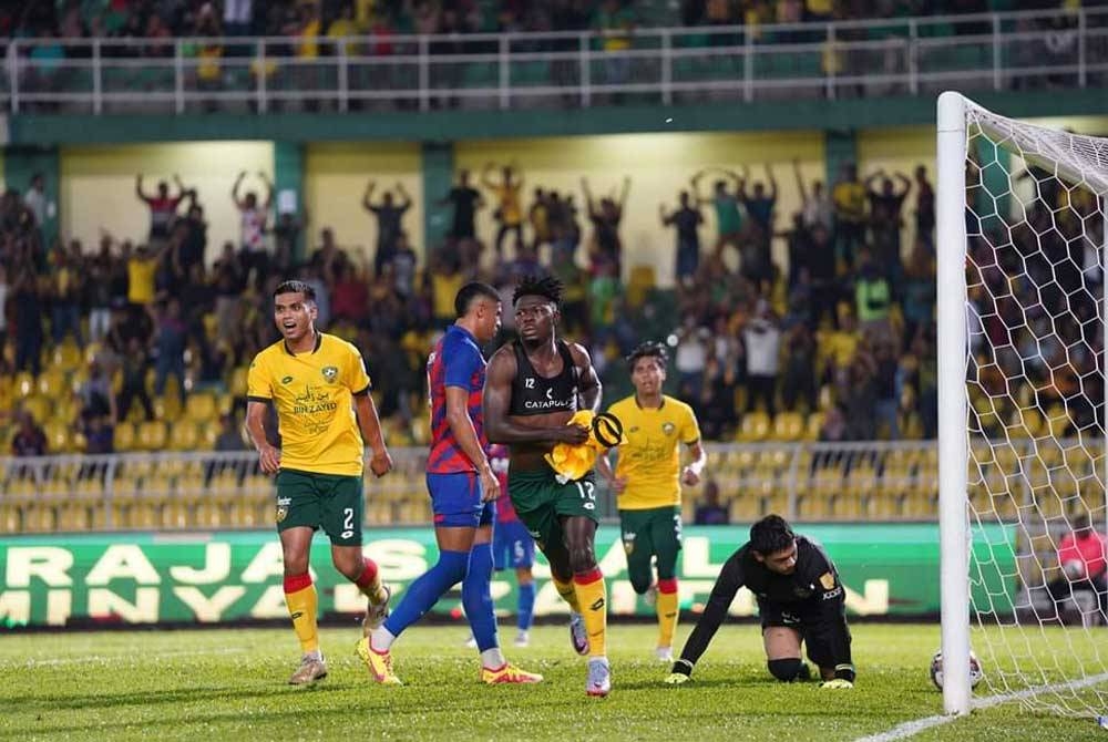 Ifedayo menjaringkan gol pertama bagi membangkitkan semangat KDA FC untuk memberikan saingan kepada JDT di Stadium Darul Aman pada malam Sabtu. FOTO KDA FC