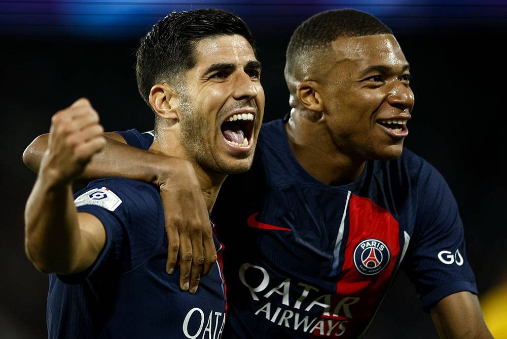 Mbappe (kanan) meraikan jaringan Asensio ketika membantu PSG menewaskan Lens 3-1 di Paris awal pagi Ahad. - Foto EPA