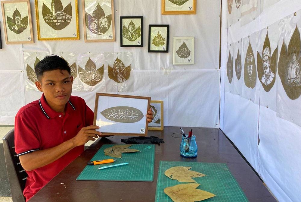 Muhammad Azam dari Kampung Tasek Berangan, Rantau Panjang tidak pernah menyangka mampu memperoleh pendapatan lumayan dengan menjual daun lukisan kraf.