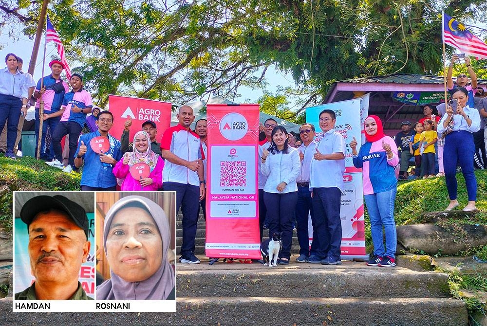 Yu Man (empat dari kanan) dan Zahid (tiga dari kiri) ketika pelancaran Program Kampung Tanpa Tunai di Kampung Batal dekat Jerantut pada Sabtu.