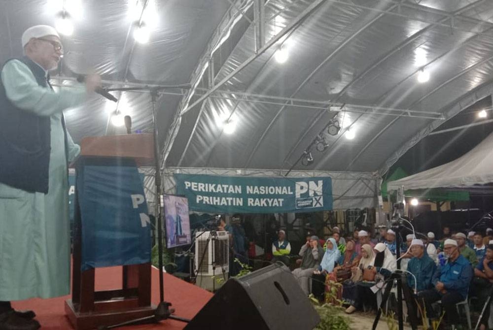 Abdul Hadi berucap pada program Ceramah Perdana di Markas Pas Kawasan Bakri, sempena PRK Parlimen Pulai dan DUN Simpang Jeram pada Sabtu.