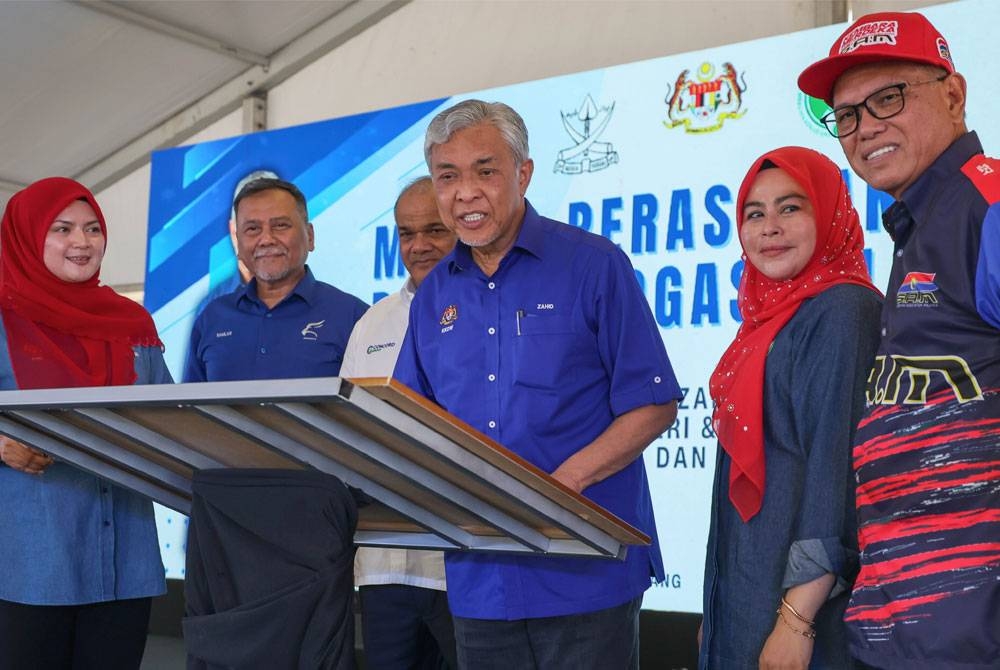 Ahmad Zahid menandatangani plak perasmian pada Perasmian Projek Biogas Kilang Sawit Kemajuan Pekebun Kecil Perusahaan Getah (Risda) Ulu Keratong hari ini. - Foto Bernama