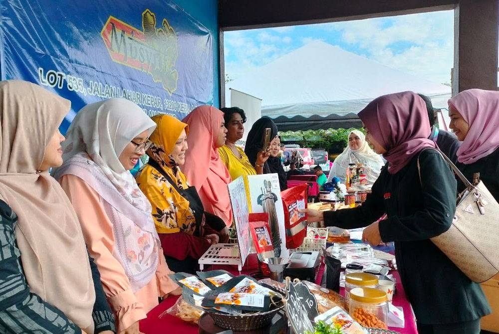 Saidatul Nadia (kanan) meninjau produk yang dihasilkan oleh peserta empowerNCER Kursus Quick Win Makanan dan Pembungkusan Retort.