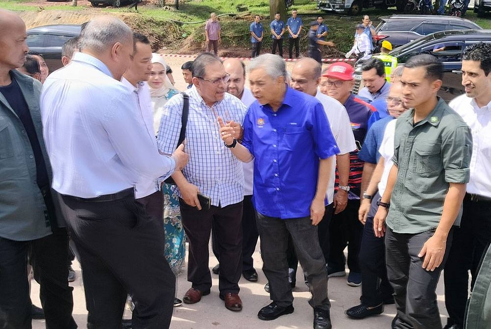 Ahmad Zahid ketika tiba di Majlis Perasmian Projek Biogas Kilang Sawit Risda Ulu Keratong pada Ahad.