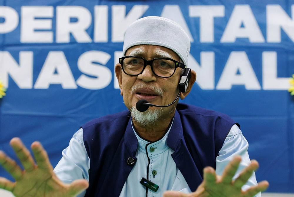 Abdul Hadi pada Sesi Dialog Rakyat di Bilik Operasi PRK kawasan Pulai hari ini. - Foto Bernama