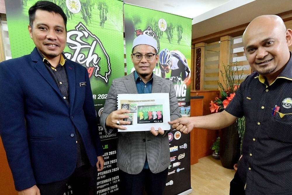 Hishamuddin (tengah) bersama Ahmad Shahrizal (kiri) dan Ahmad Sabri (kanan) menunjukkan antara jersi yang menerapkan elemen songket sempena kejohanan Tour Gateh D&#039;Tranung 2023 pada 3 hingga 8 September depan.