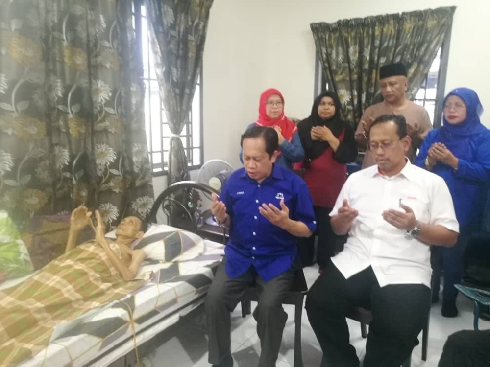 Ahmad (depan, kiri) dan Suhaizan (depan, kanan) melawat rumah seorang pengundi yang menderita kanser usus, Shamsul Kamal Ab Rani di Taman Anggerik, Johor Bahru, pada Ahad.