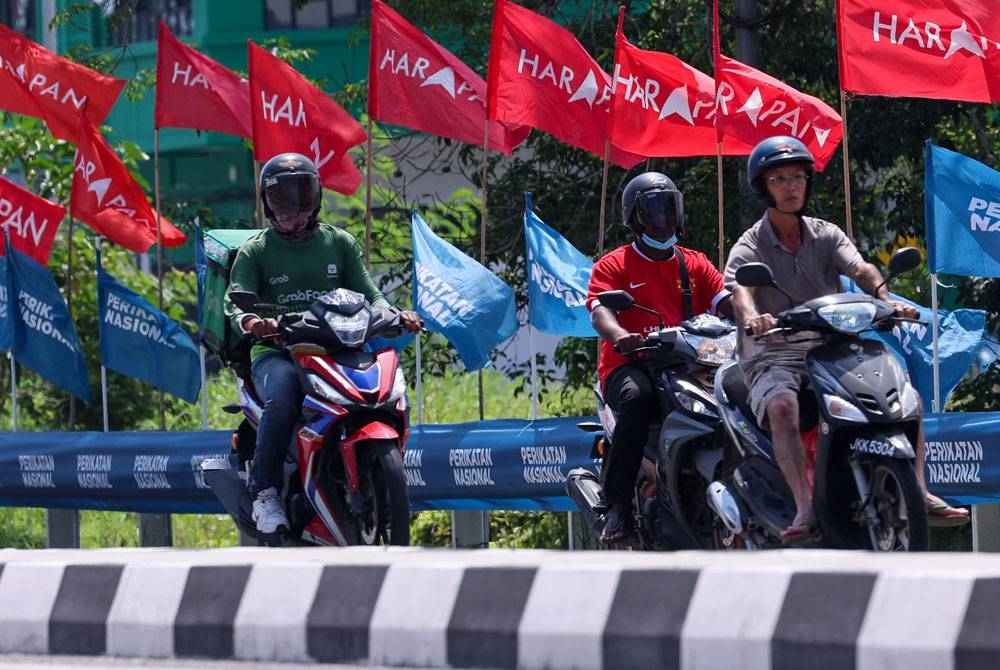 Parti yang bertanding mula memasang bendera berhampiran Jalan Persimpangan Bakri bagi memeriahkan lagi suasana PRK DUN Simpang Jeram. - Foto Bernama