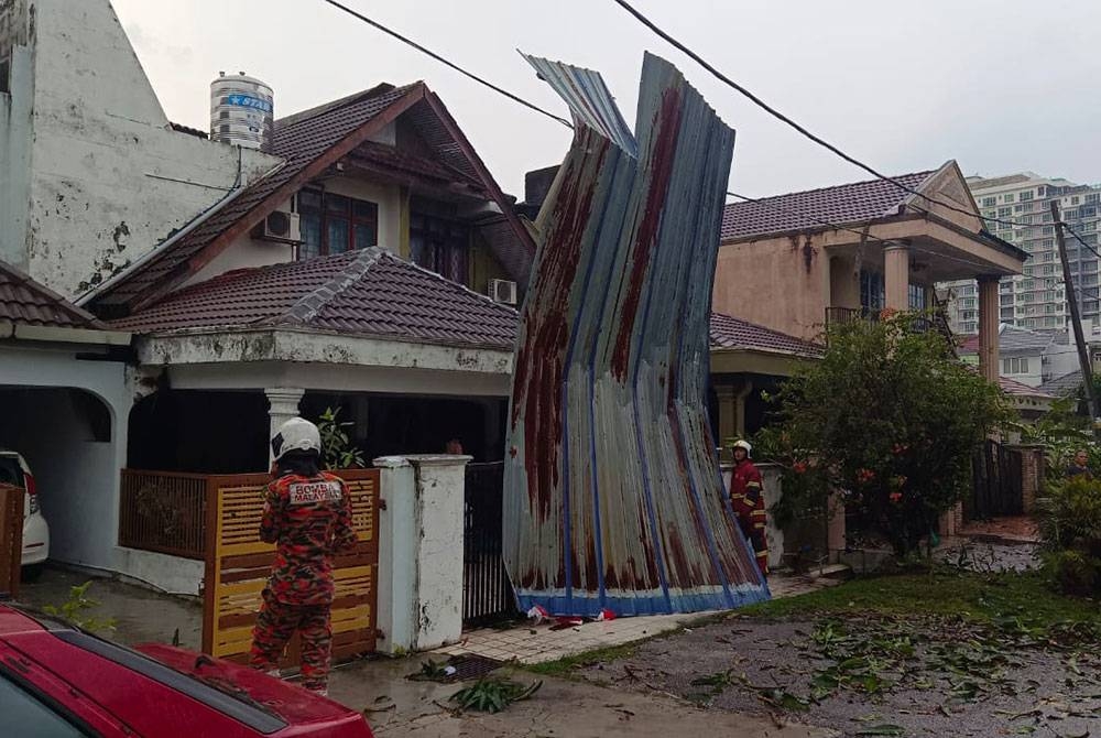 Keadaan bumbung rumah diterbangkan angin di Taman Ampang Hilir, Ampang pada Ahad.