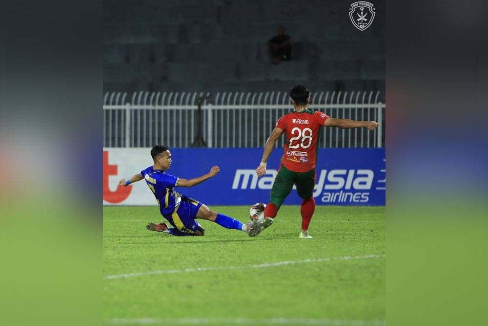 Pemain Sri Pahang FC (kiri) cuba melepaskan rembatan ke arah gawang gol Kelantan namun berjaya dihalang oleh tonggak pertahanan. - IHSAN SRI PAHANG FC