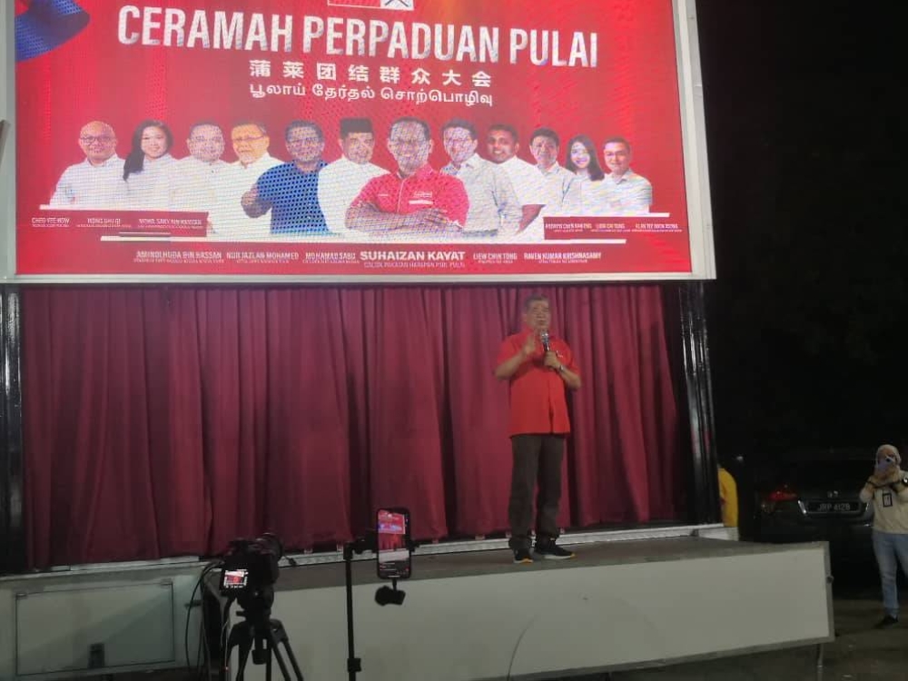 Mohamad Sabu berucap pada Ceramah Perpaduan Pulai di Nusa Bestari di sini pada malam Ahad.